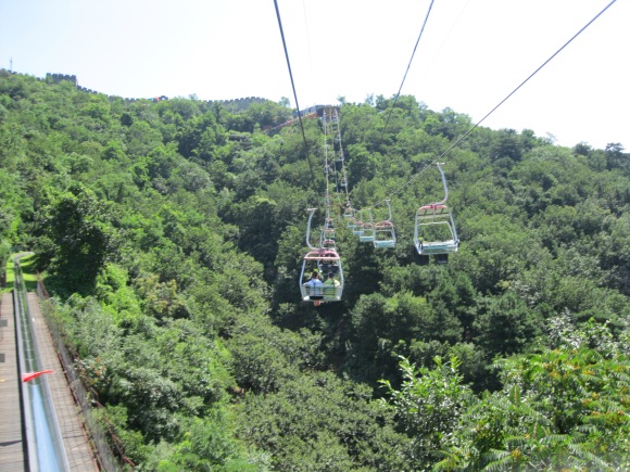 Up the cable car to the first point of the Great Wall!